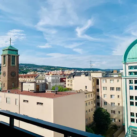 Very Nice Studio With Balcony, Great Location Bratysława