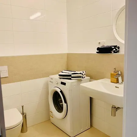 Very Nice Studio With Balcony, Great Location Apartman Pozsony